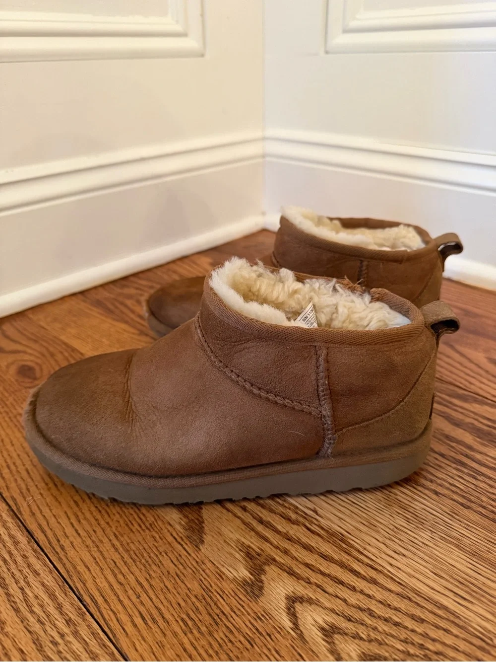 UGG Classic Mini Boots – Size 4 (Women’s) – Chestnut Brown